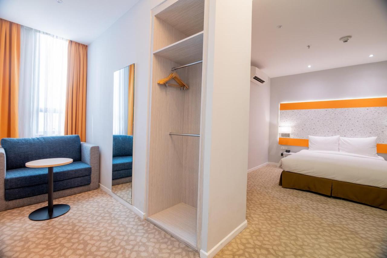 Holiday Inn Express & Suites Johor Bahru By Ihg Exterior photo