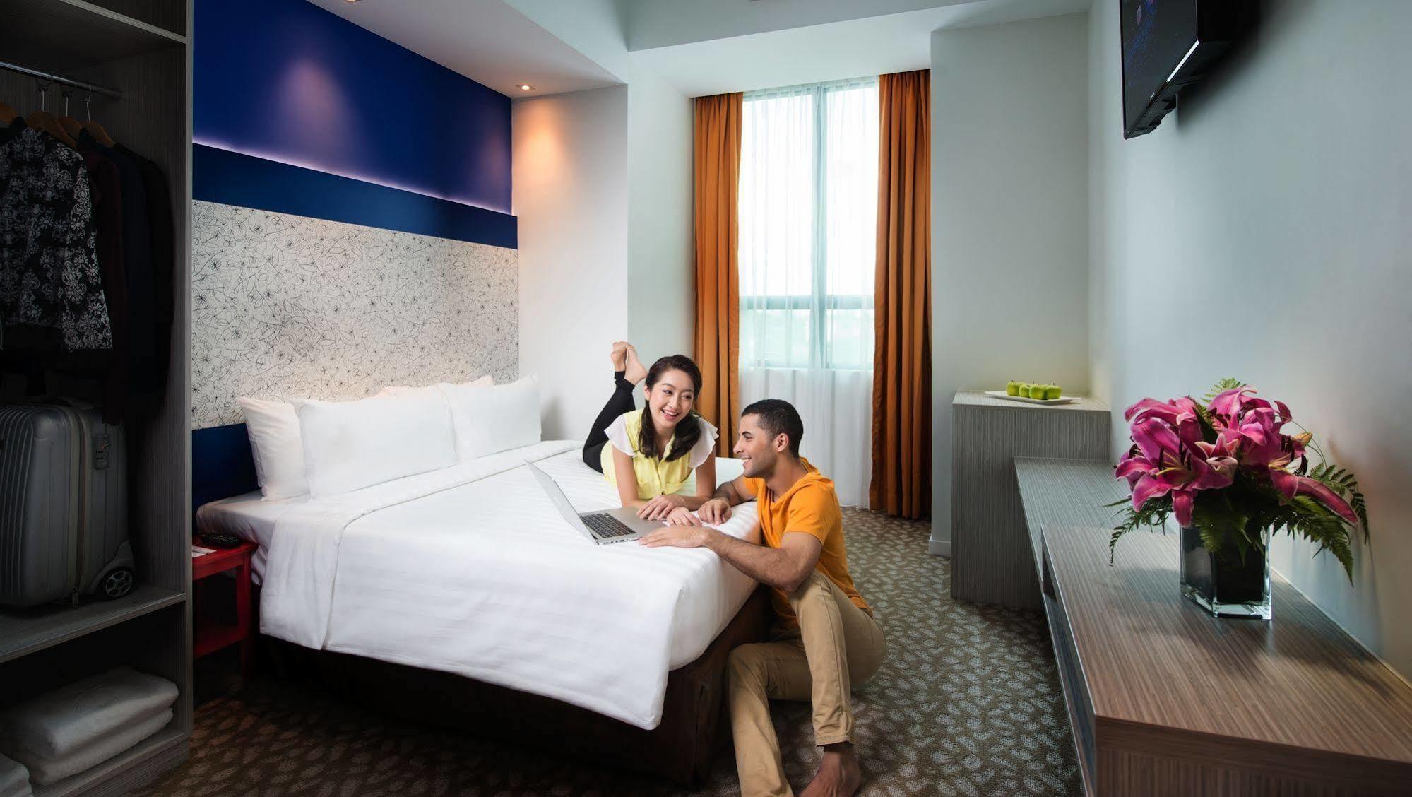 Holiday Inn Express & Suites Johor Bahru By Ihg Exterior photo